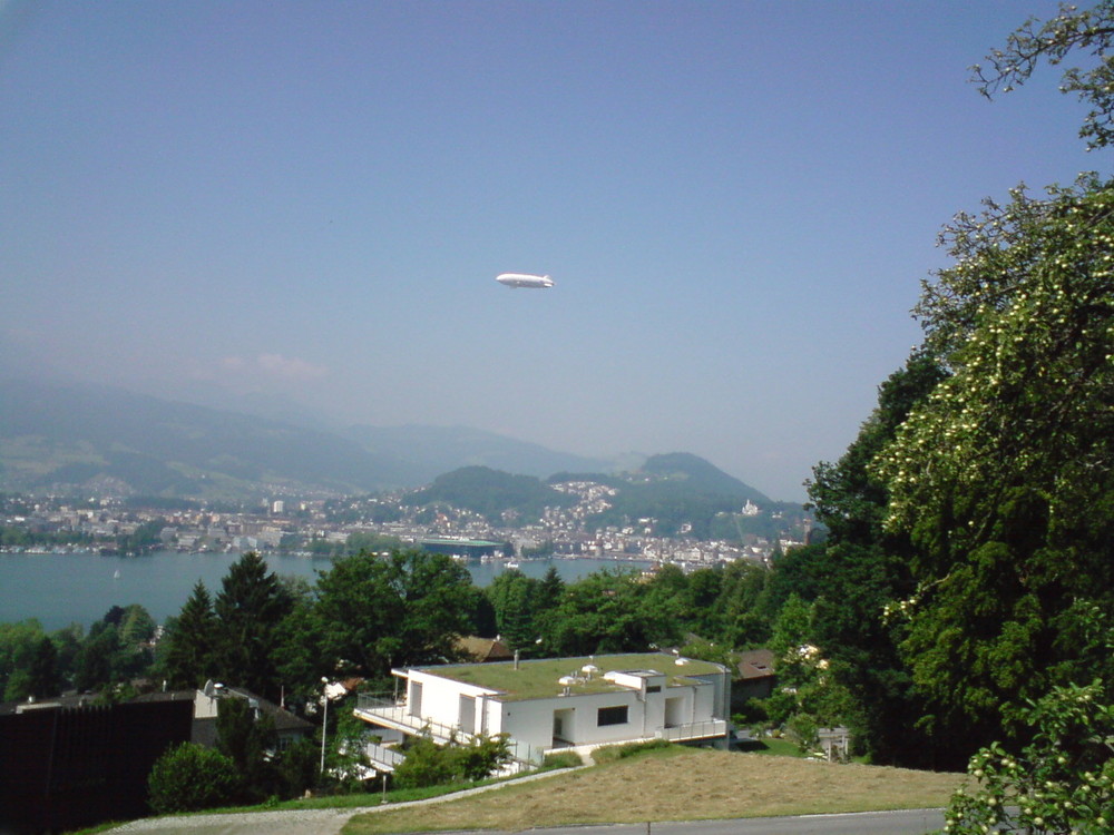 Zeppelin über Vierwaldstättersee