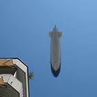 Zeppelin über Wohngebiet