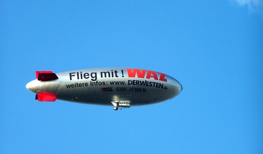 Zeppelin über`m Ruhrgebiet von Horneschel 