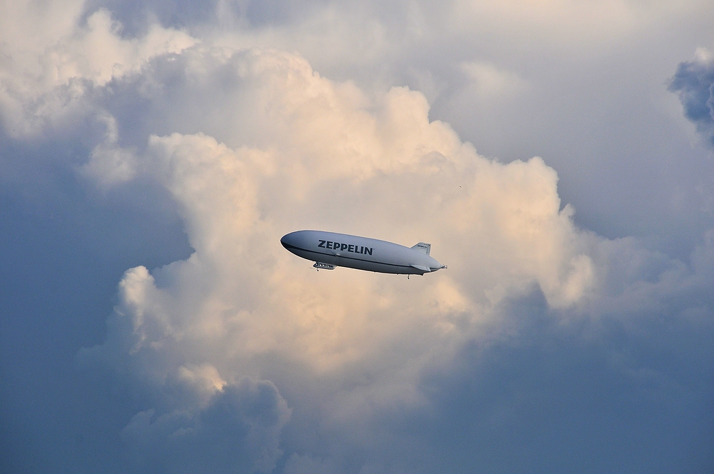 Zeppelin und Wolken