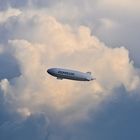 Zeppelin und Wolken