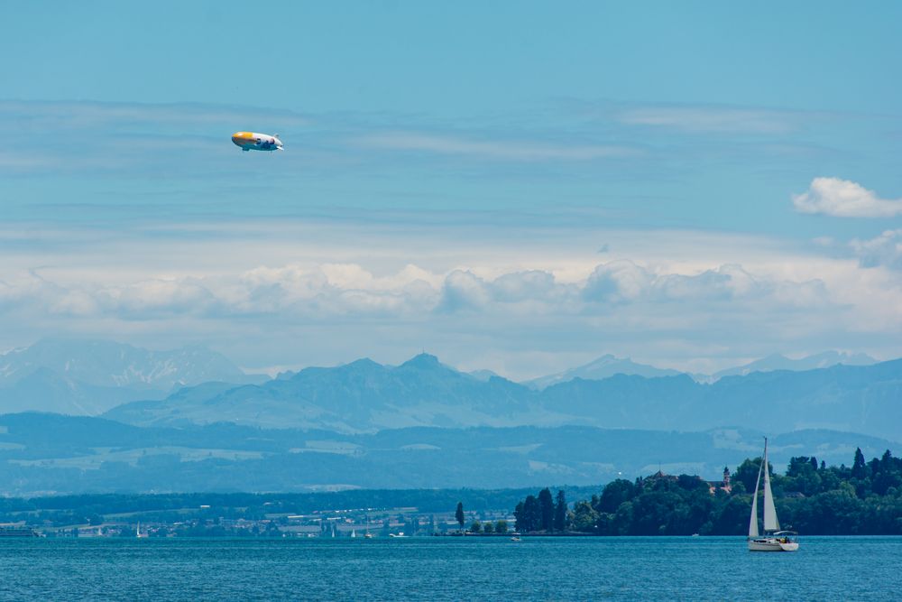 Zeppelin vor Insel Mainau