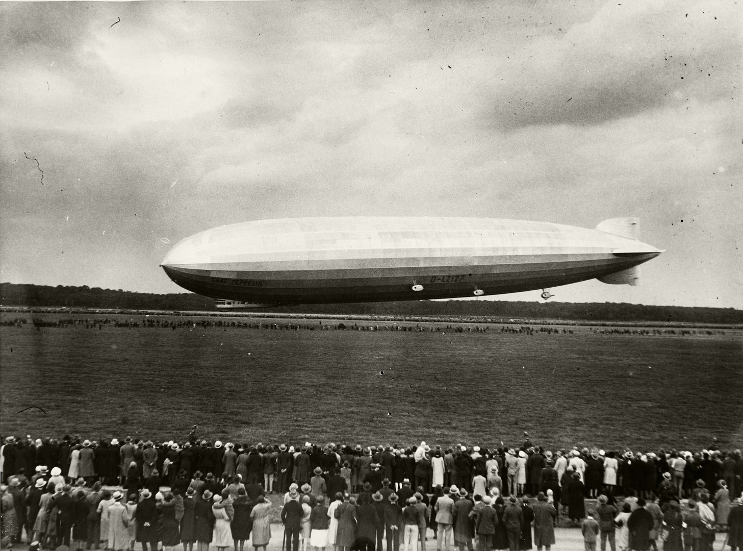 Zepplin landet in Frankfurt/Rebstock