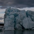 Zerbröselnde Eisberge im Gletschersee