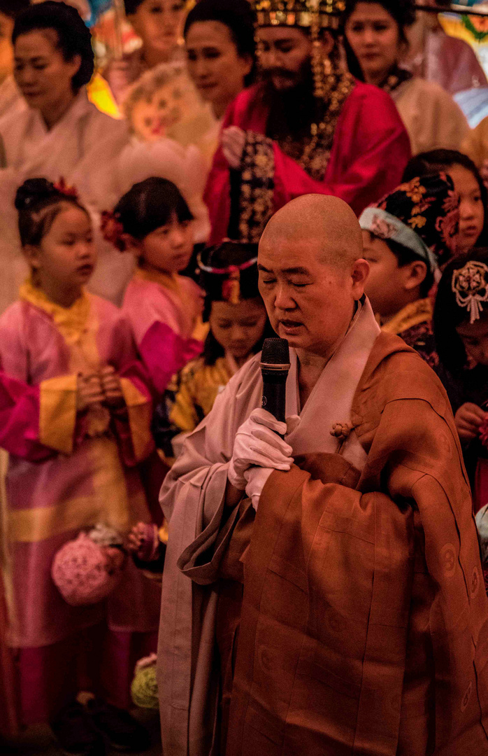 Zeremonie beim Gegurtstag Buddhas im Jogyesa Tempel