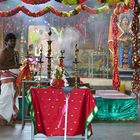 ...Zeremonie in einem Hindutempel...