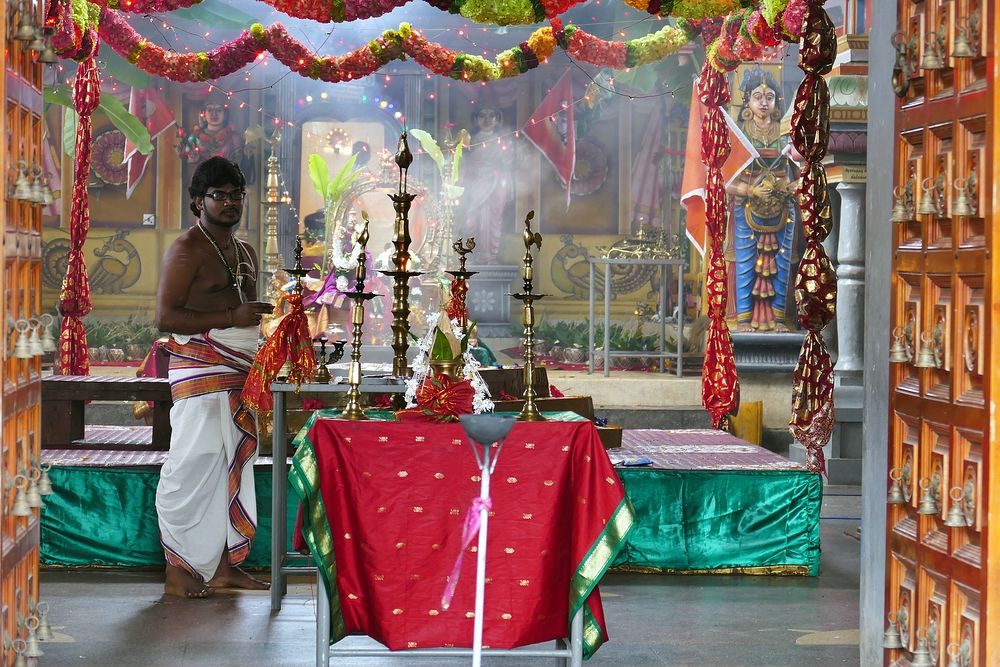 ...Zeremonie in einem Hindutempel...