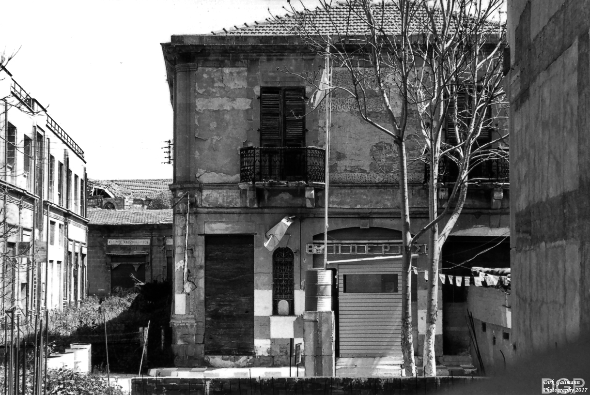 Zerfallene Häuser an der grünen Linie - Nicosia (Zypern)