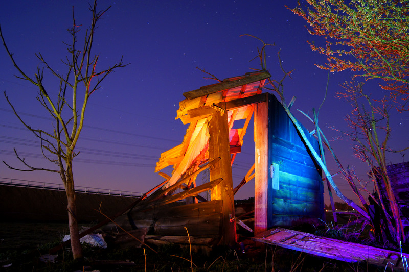 Zerfallene Hütte bei Nacht