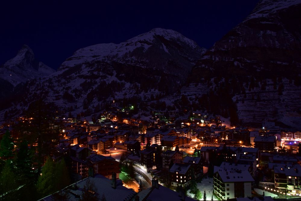 Zermatt bei Nacht mit Matterhorn