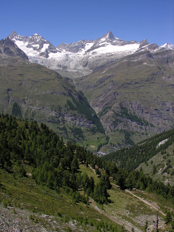 Zermatt mit v.l.n.r. Obergabelhorn , Wellenkuppe und Zinalrothorn.