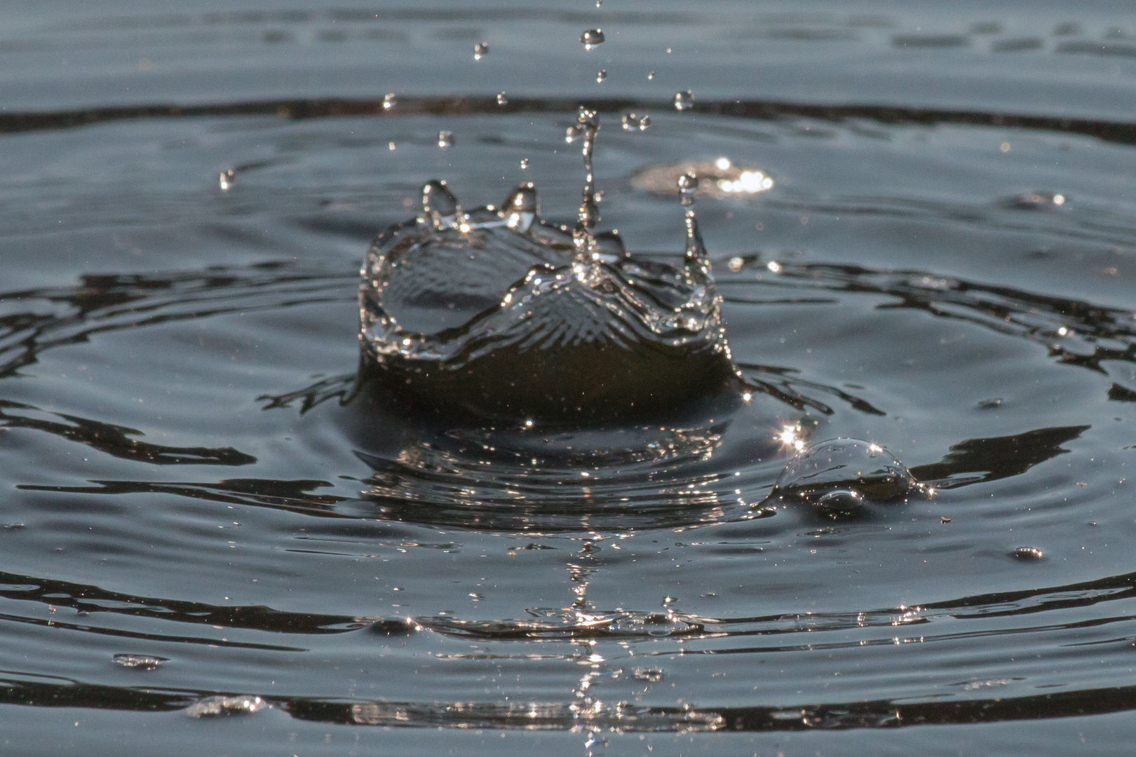 zerplatzte Blase auf dem Wasser