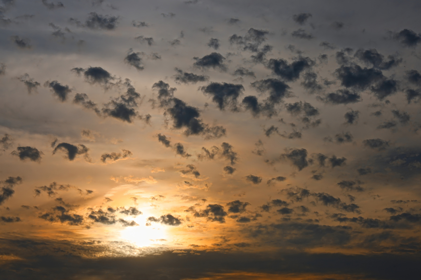 zerrissene Wolken zum Sonnenuntergang