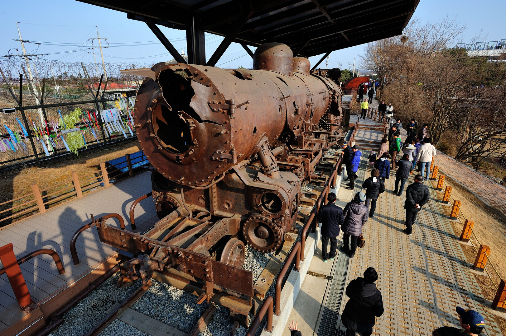 Zerschossene Lokomotive an der Grenze zu Nord Korea