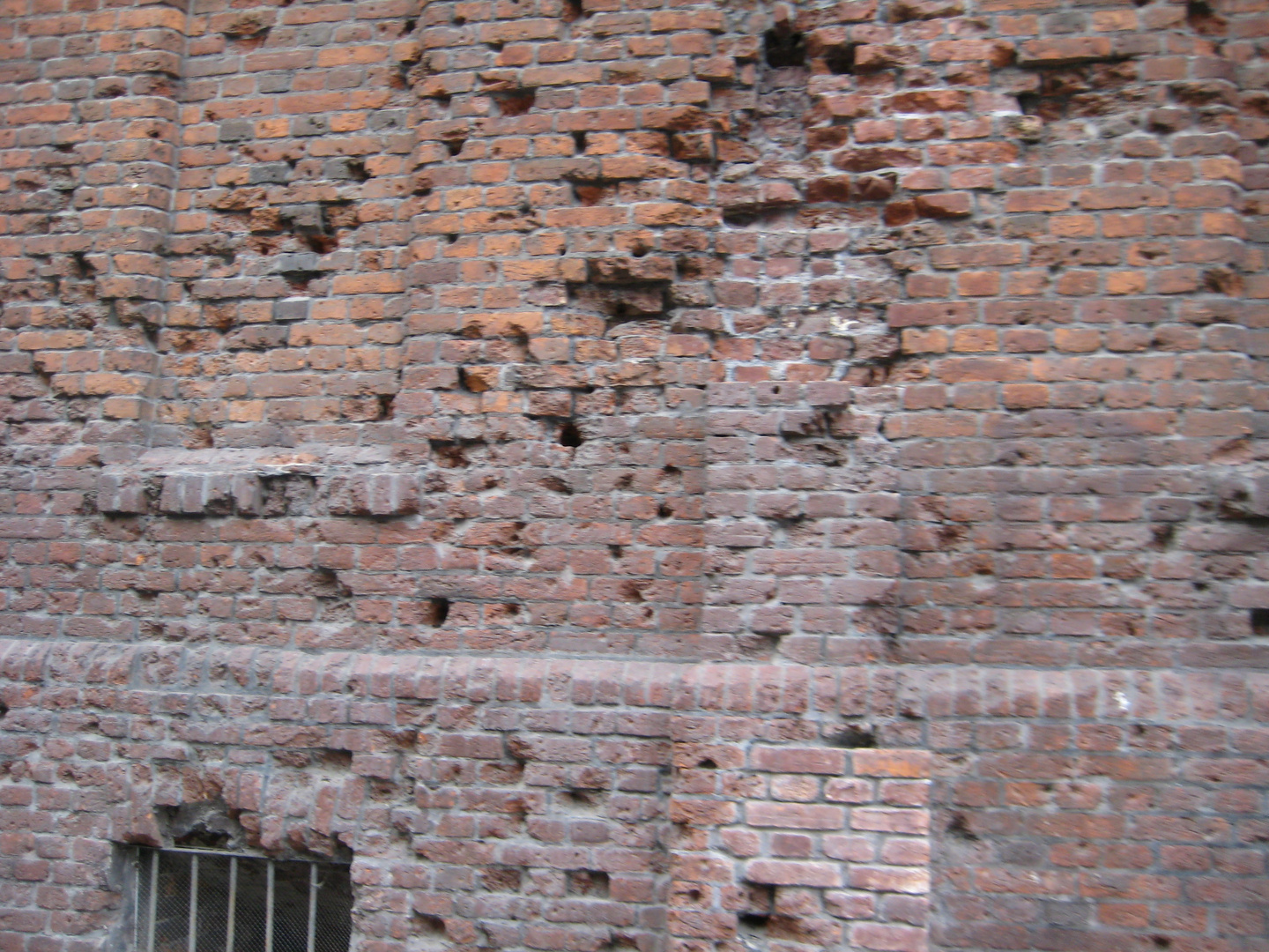 Zerschossene Mauer aus Warschauer Ghetto ,hier grenzte eine Mauer an