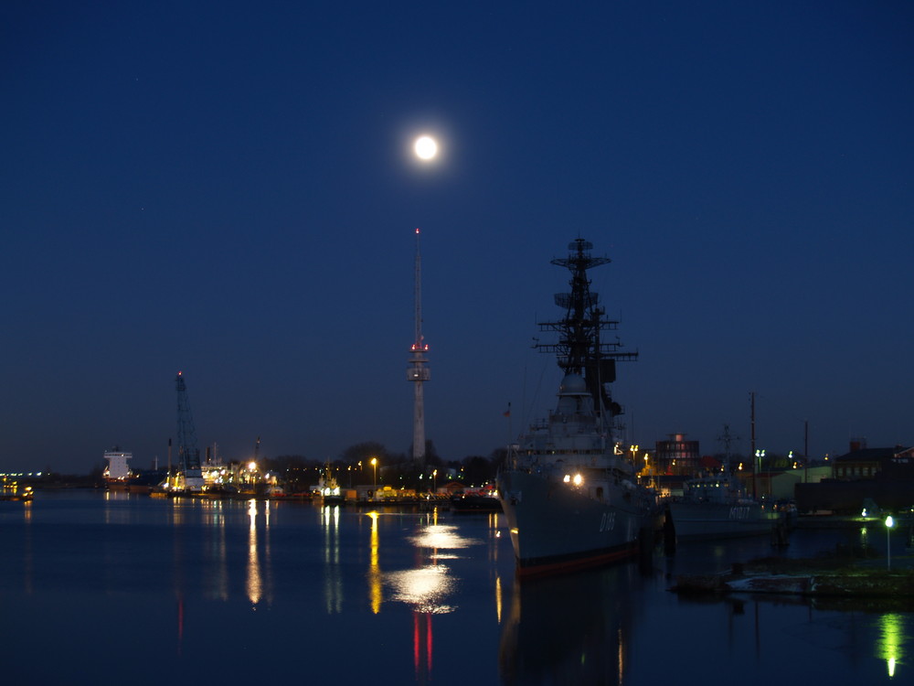 Zerstörer Mölders bei Vollmond