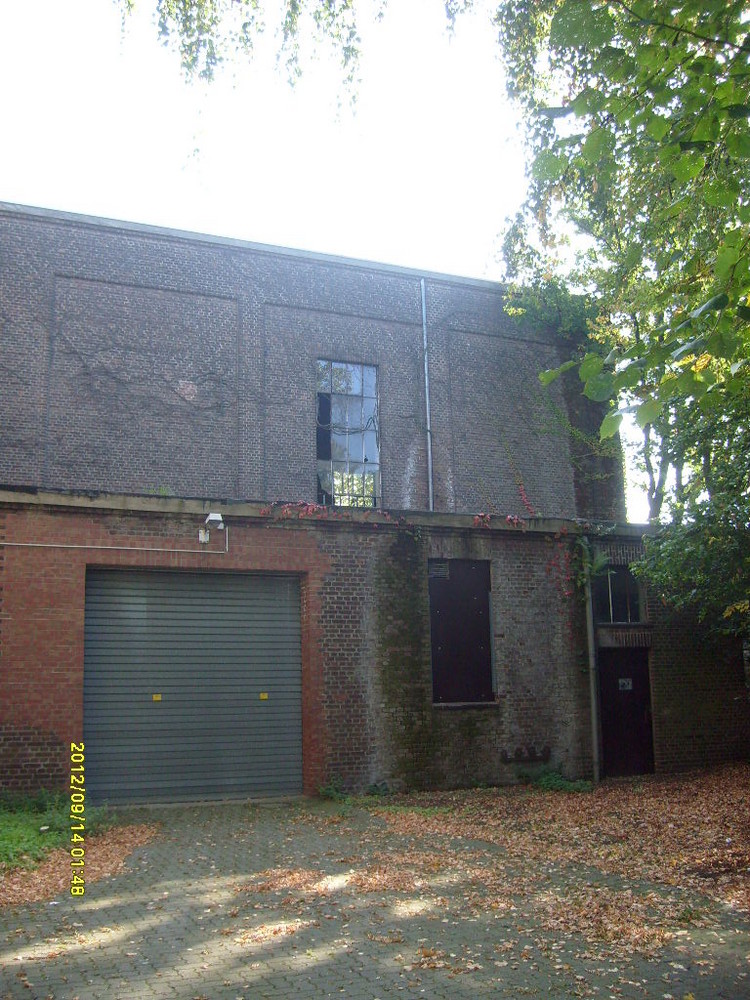 Zerstörte Fenster an der Maschinenhalle von schacht 1