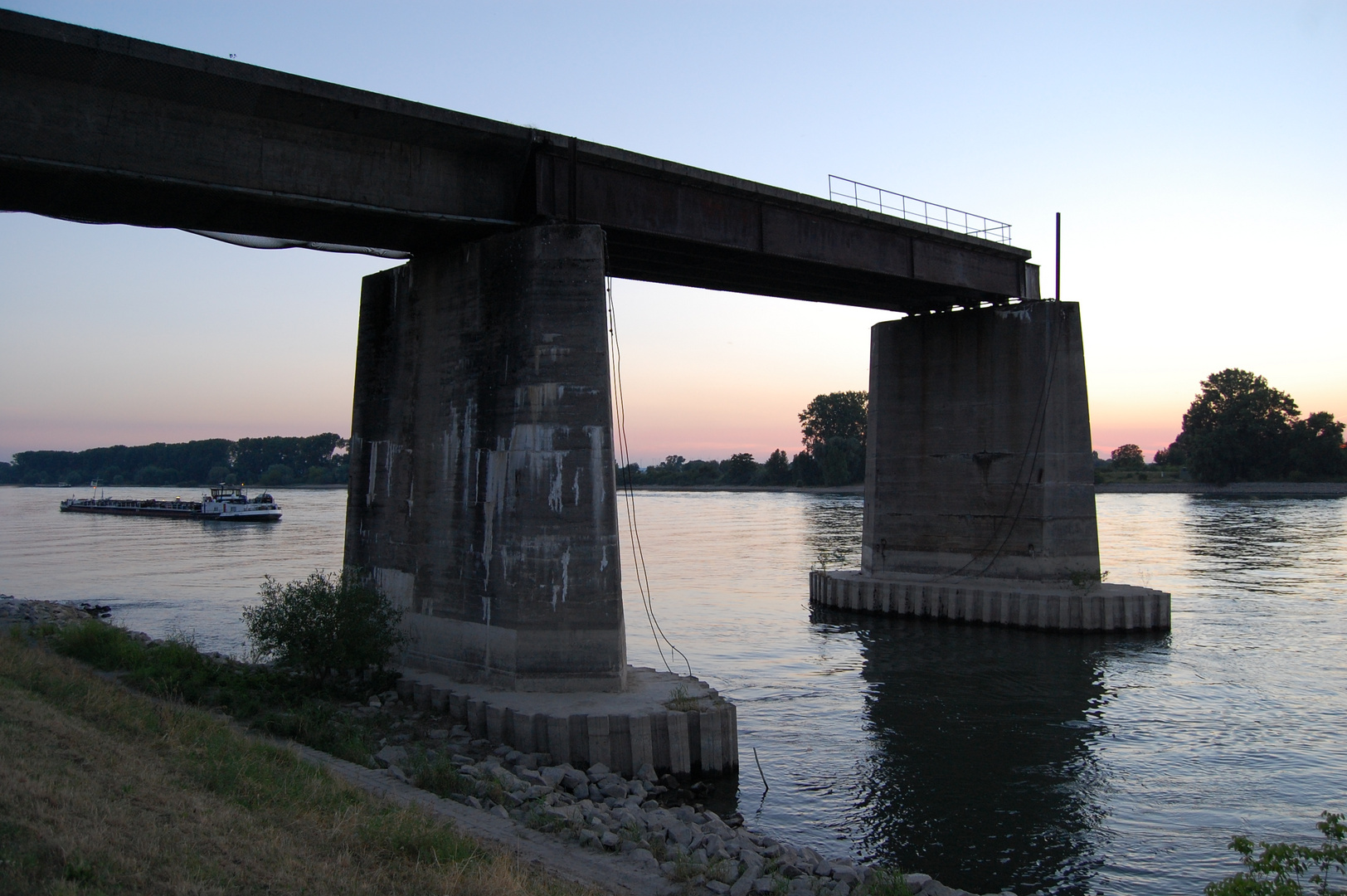 Zerstörte Rheinbrücke bei Gernsheim