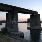 Zerstörte Rheinbrücke bei Gernsheim