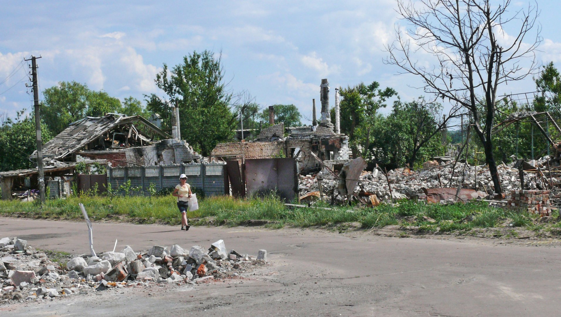 Zerstörung.008.Frau vor ihrem ehemaligem Haus. Novoselivka UA