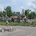 Zerstörung.008.Frau vor ihrem ehemaligem Haus. Novoselivka UA