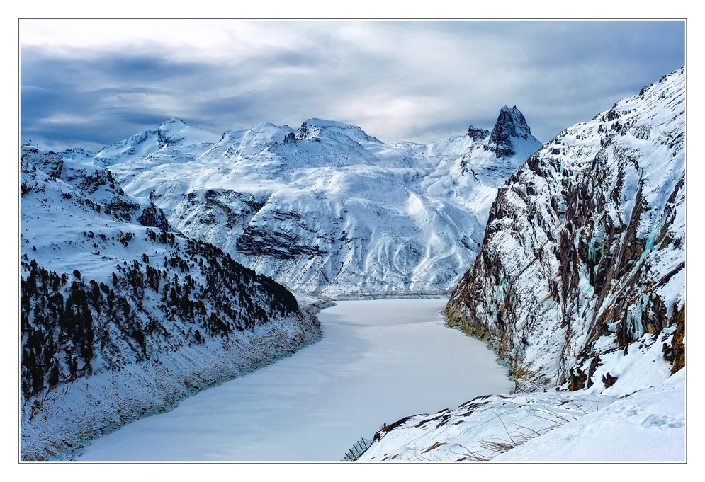 Zervreilahorn und Stausee im Winter