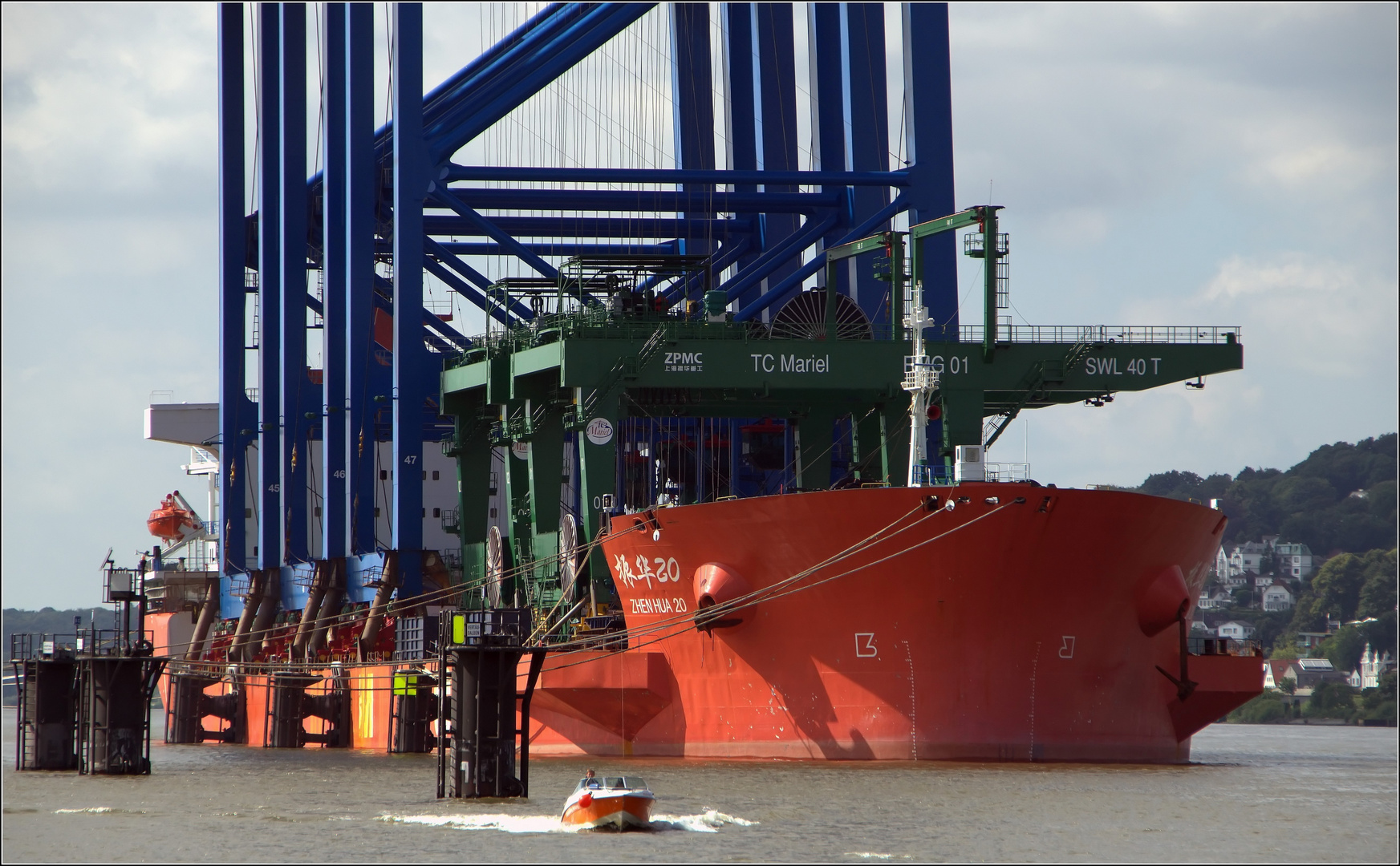 "ZHEN HUA 20" bringt Containerbrücken...von China...nach Hamburg