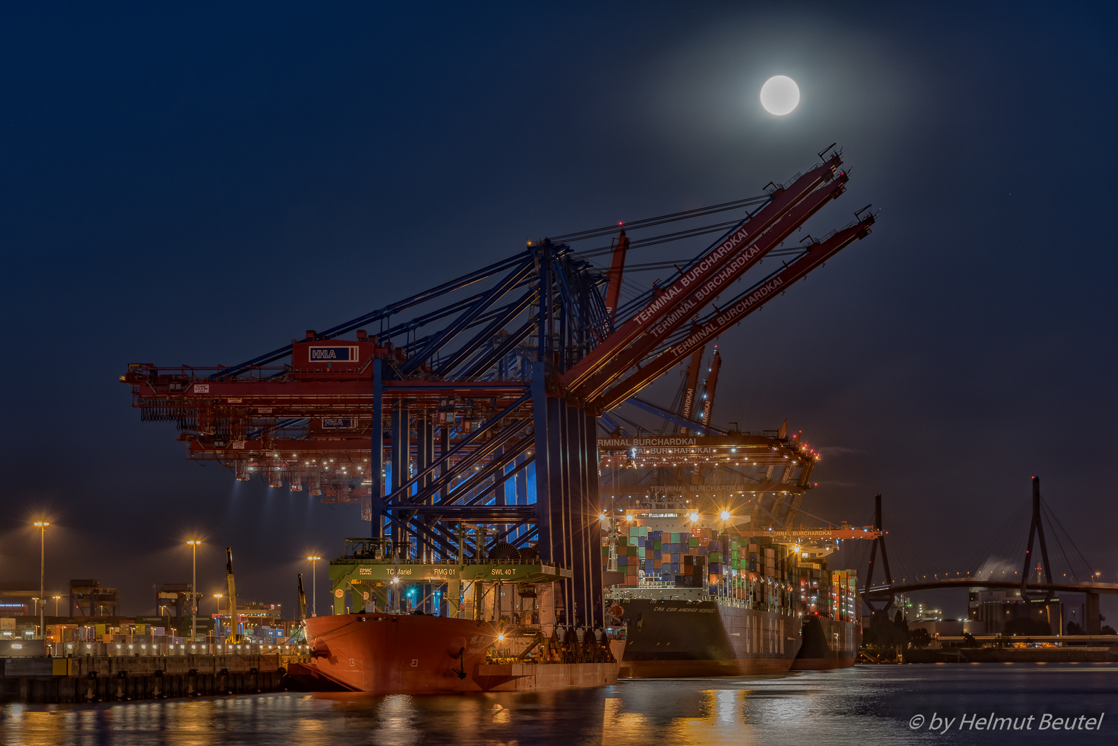 ZHEN HUA 20 @night