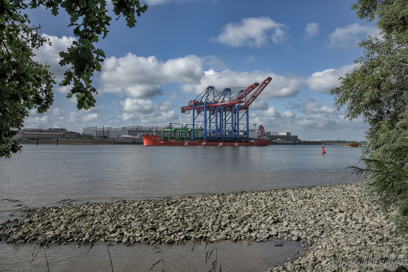 ZHEN HUA 20 wartet bei Airbus Hamburg