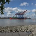 ZHEN HUA 20 wartet bei Airbus Hamburg