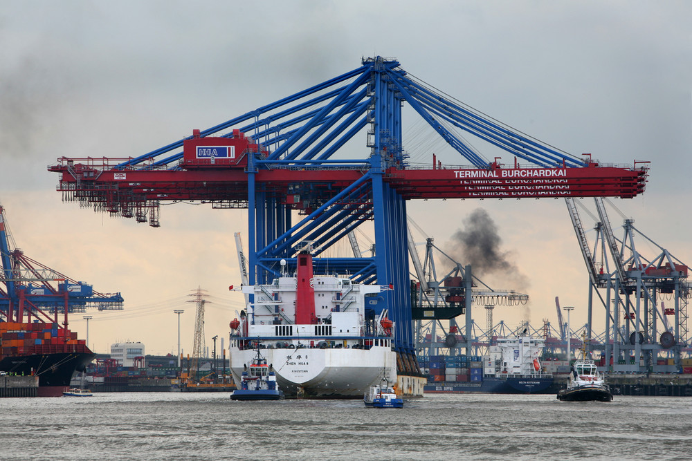 Zhen Hua mit schwerer Fracht