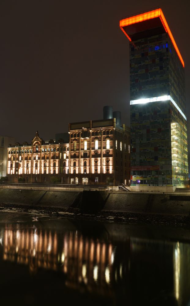 Ziegelbau (1897) neben Stahl & Glas (2001) bei Nacht von Danop 