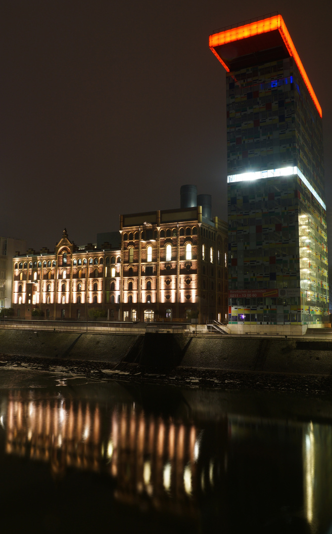 Ziegelbau (1897) neben Stahl & Glas (2001) bei Nacht