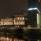 Ziegelbau (1897) neben Stahl & Glas (2001) bei Nacht