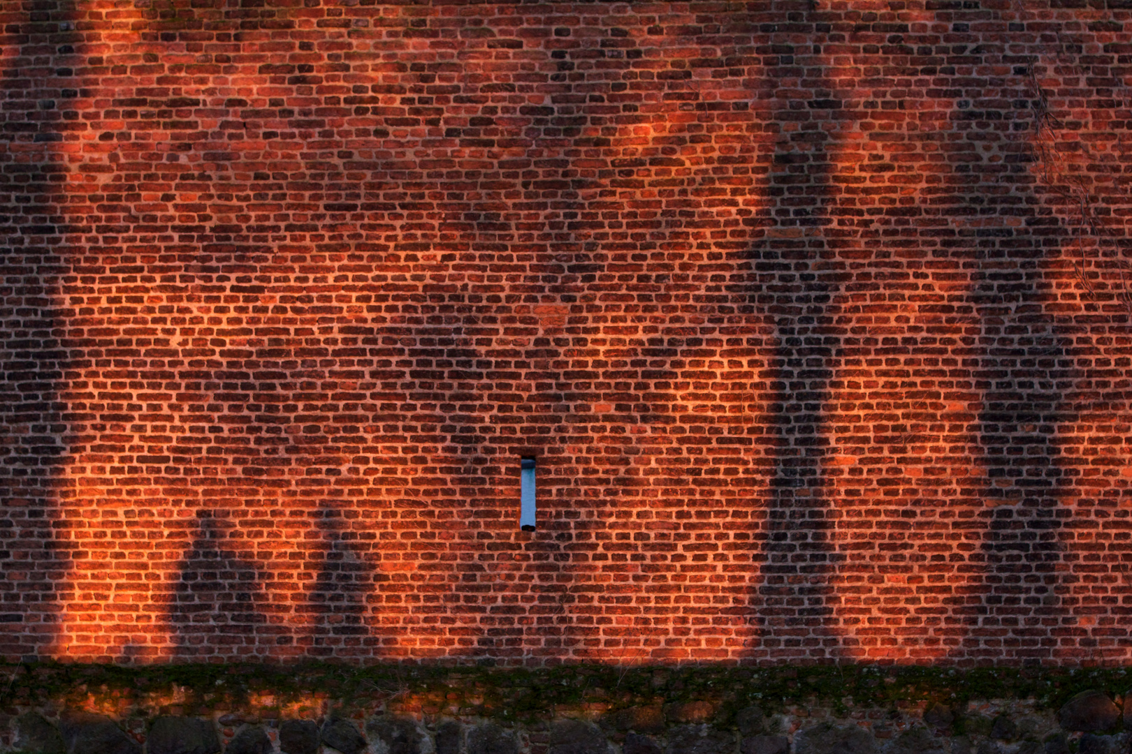 Ziegelsteinmauer in der Abendsonne