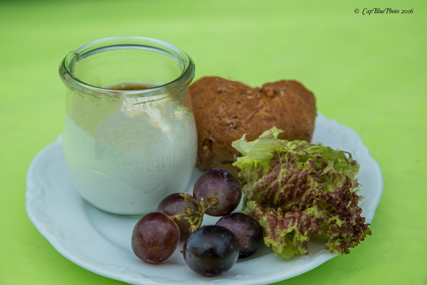 Ziegenfrischkäse mit Trüffelhonig und Nussbrot