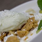 Ziegenkäseschnee mit Apfelsorbet, Haselnuss-Crumble & Zitronengelee 2