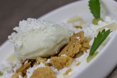 Ziegenkäseschnee mit Apfelsorbet, Haselnuss-Crumble & Zitronengelee 2