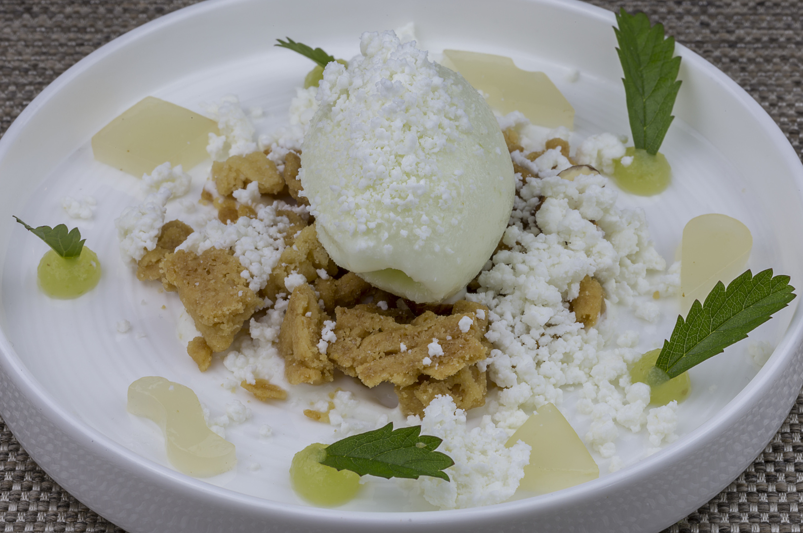 Ziegenkäseschnee mit Apfelsorbet, Haselnuss-Crumble &amp; Zitronengelee ...