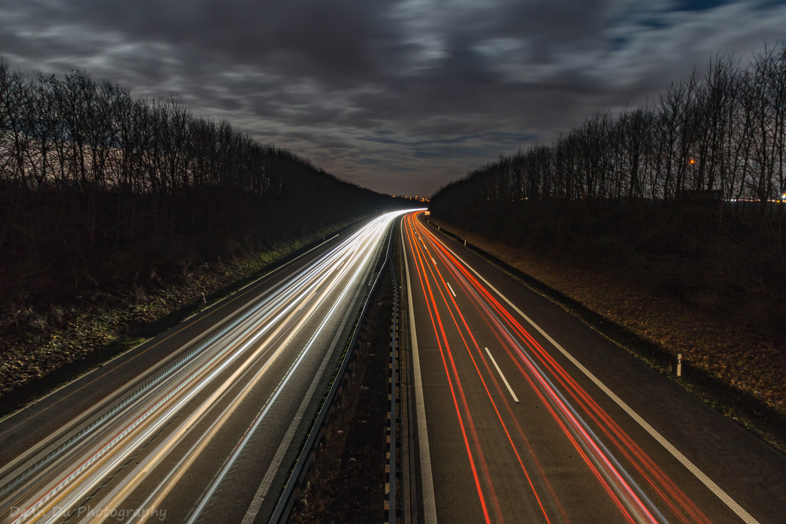 Ziehende Lichter auf der Autobahn