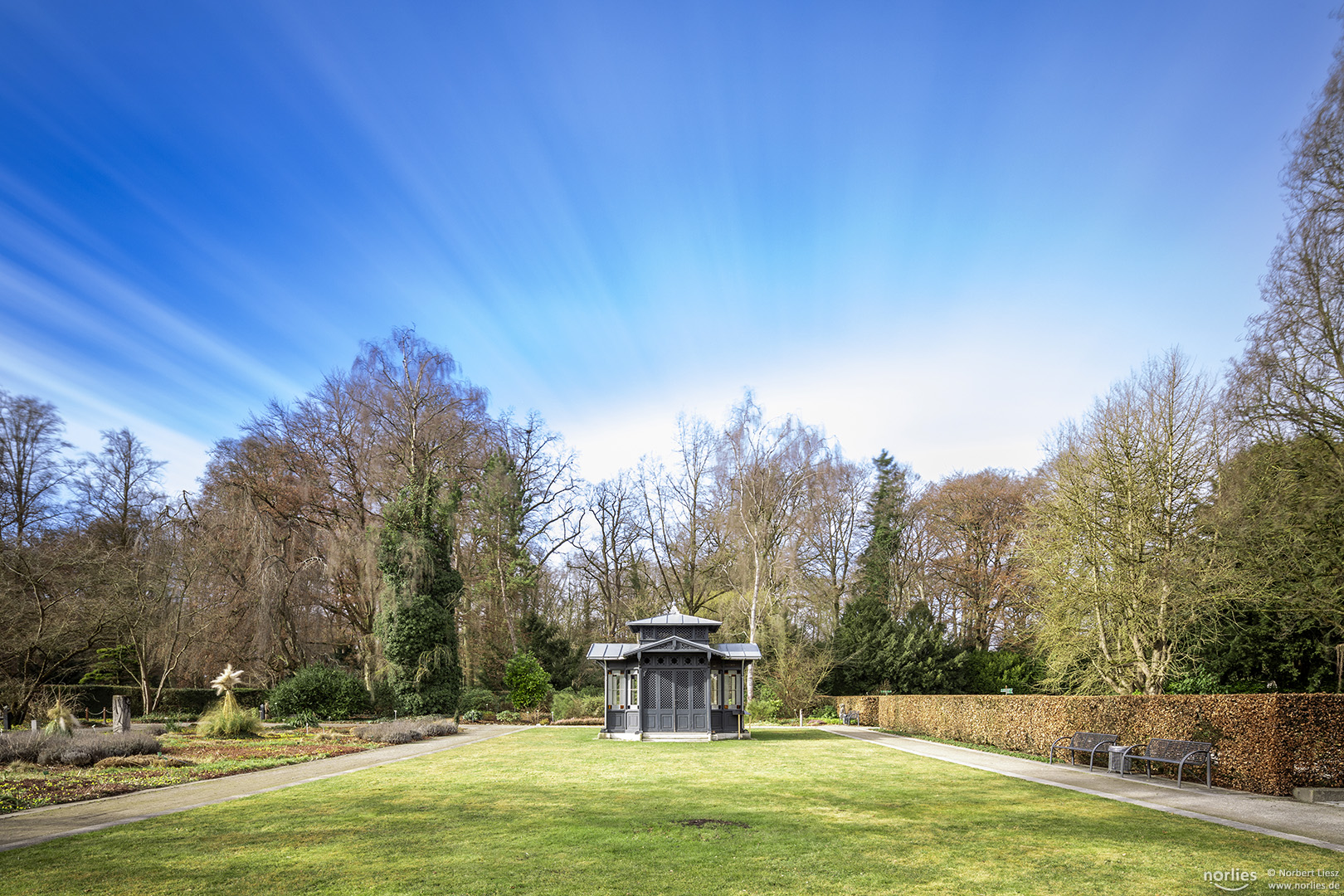 Ziehende Wolken am Pavillon