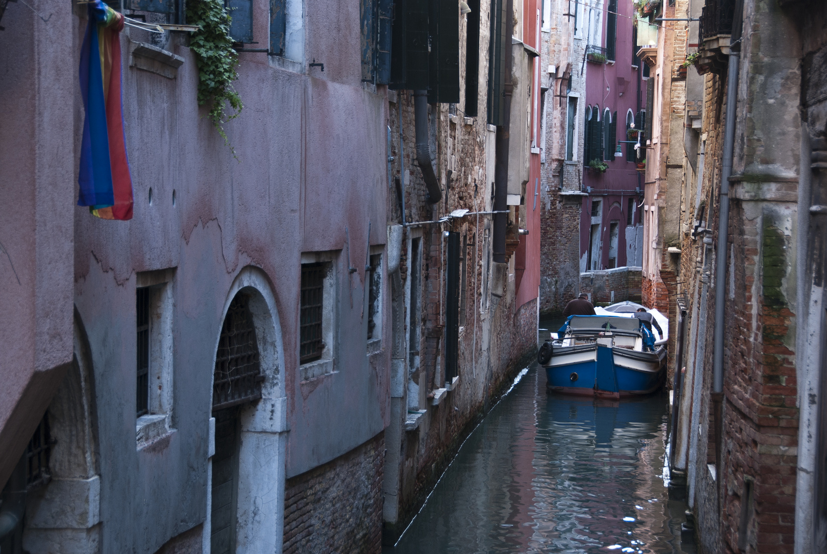 Ziemlich eng - Kanal in Venedig mit Lastkahn