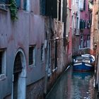 Ziemlich eng - Kanal in Venedig mit Lastkahn