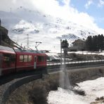 Ziemlich enge Kurvenradien hat`s auf der Berninalinie