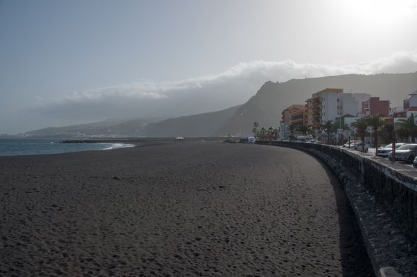 ziemlich neuer großer schwarzer Strand