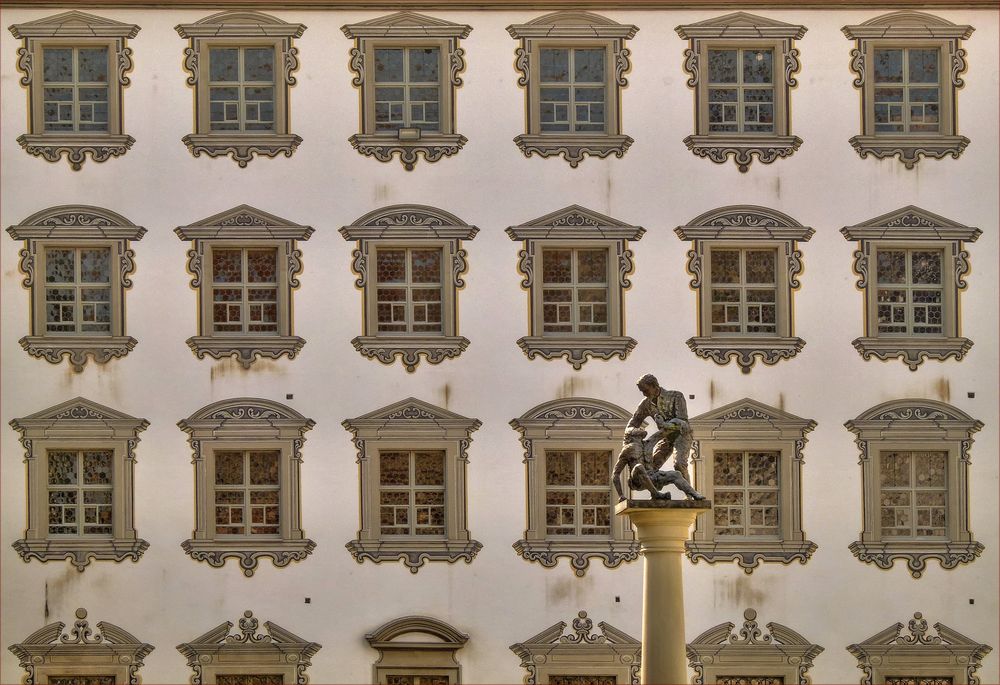 Ziemlich viele Fenster zum Hof