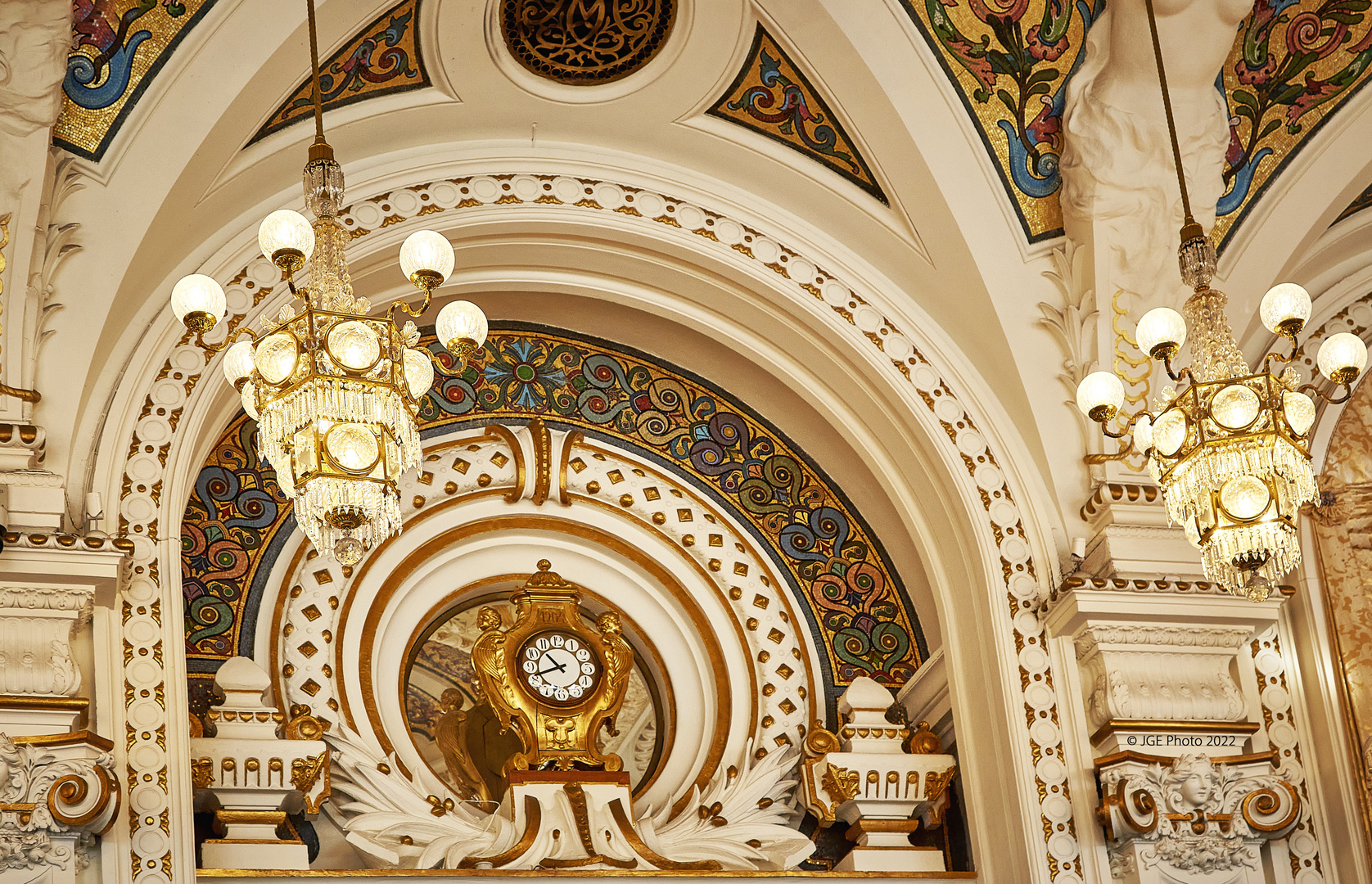 Zierbögen mit goldener Uhr im Casino Monte Carlo