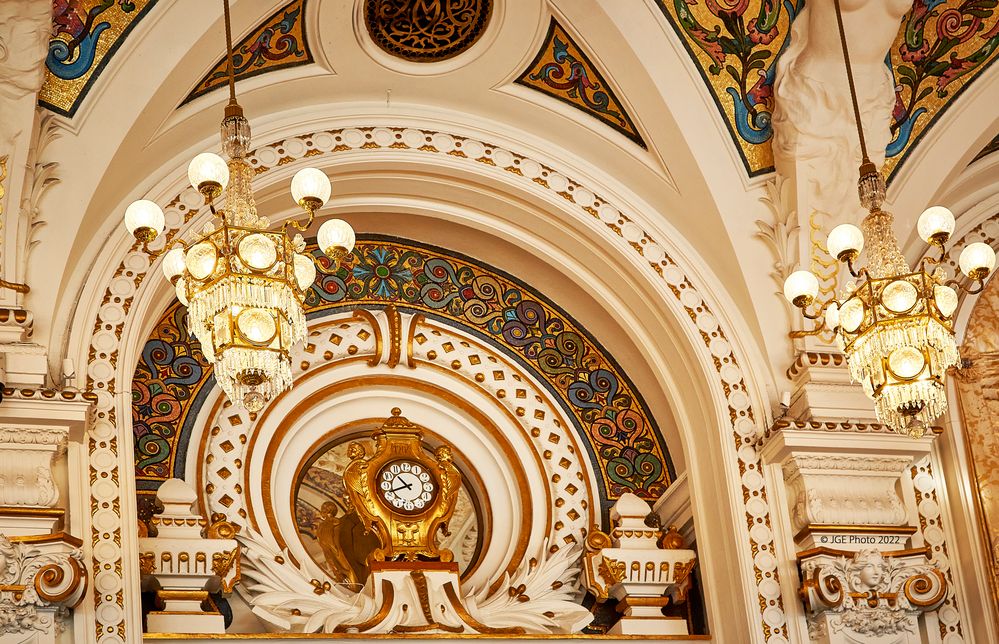 Zierbögen mit goldener Uhr im Casino Monte Carlo