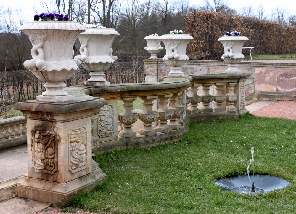 Ziermauer mit Blumenkübeln