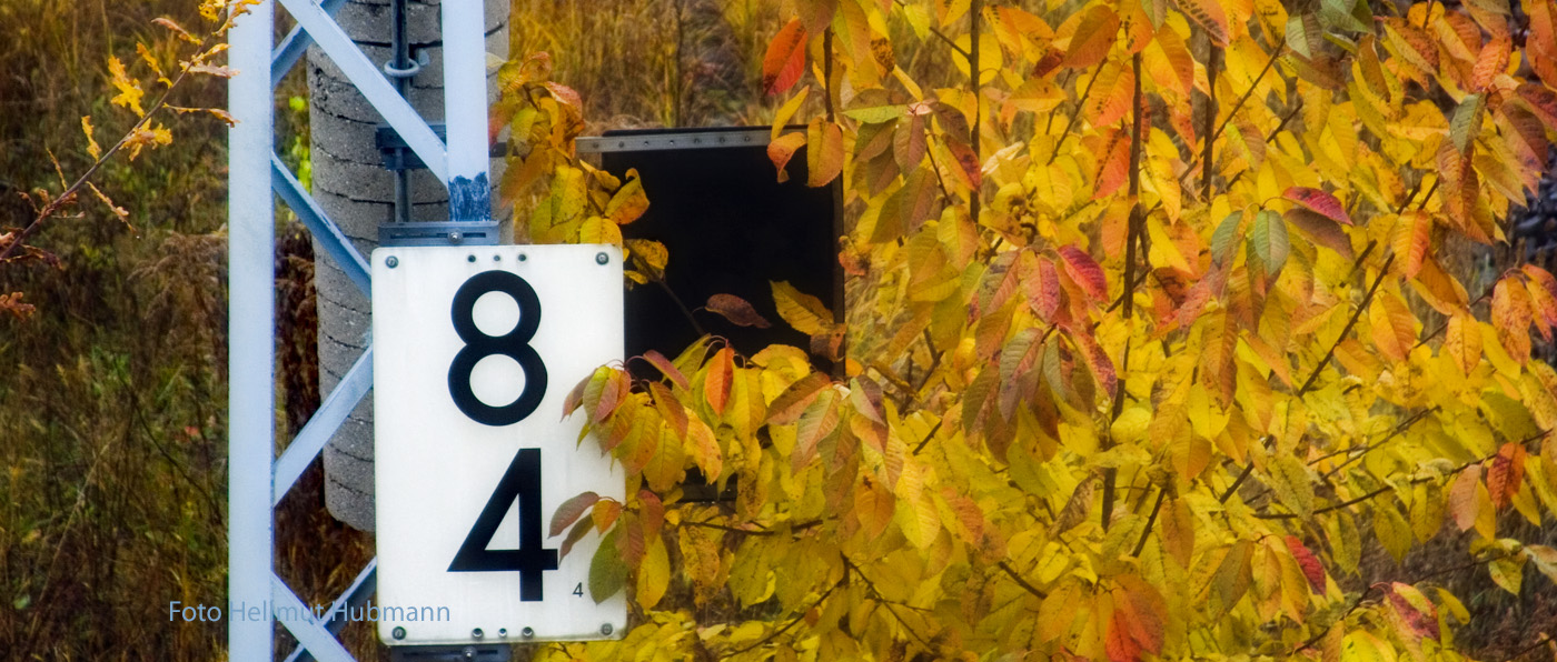 ZIFFERN IM HERBSTLICHEN UMFELD NEBEN VERGESSENEN GLEISEN